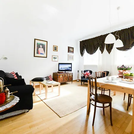 Sunny In Old Town Apartment