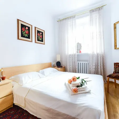 Sunny In Old Town Apartment *